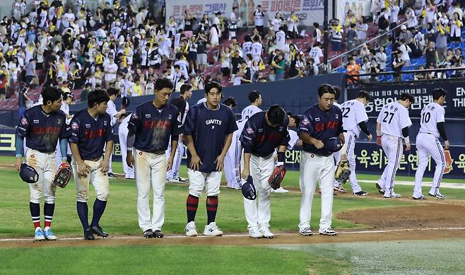 21일 서울 잠실야구장에서 열린 프로야구 롯데 자이언츠와 LG 트윈스의 경기에서 6-6으로 무승부한 롯데 선수들이 아쉬워하고 있다. 연합뉴스