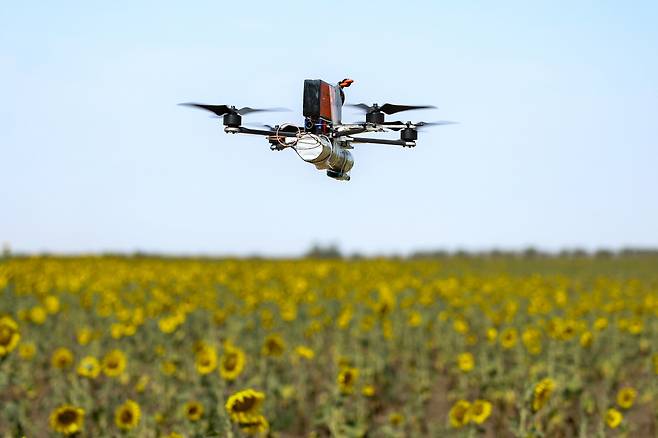 우크라이나 남부 헤르손 일대에서 러시아군이 띄운 드론이 비행을 하고 있다. TASS·연합뉴스