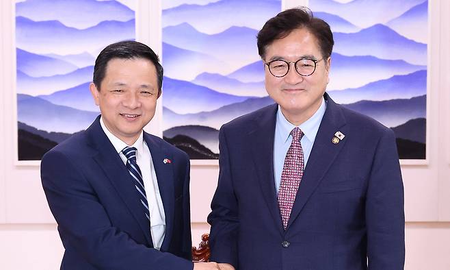 우원식 국회의장이 지난 20일 서울 여의도 국회에서 다이빙 주한중국대사와 기념촬영을 하고 있다. 뉴시스