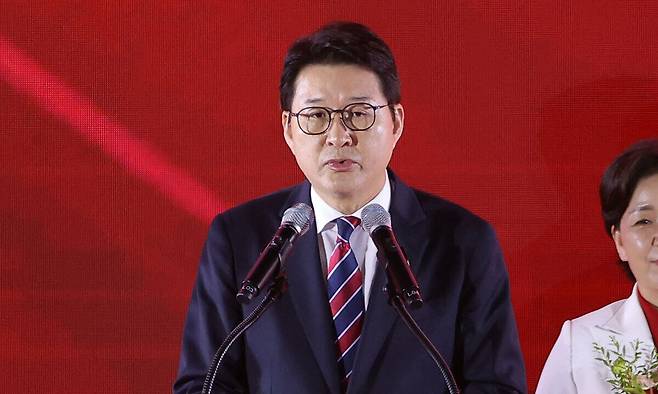 22일 충북 청주시 흥덕구 청주오스코에서 열린 국민의힘 제6차 전당대회에서 최고위원에 당선된 신동욱 후보가 수락 연설을 하고 있다. 연합뉴스