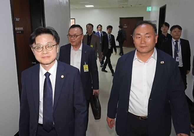 김정관(앞줄 왼쪽) 산업통상자원부 장관이 지난 19일 국회에서 김원이(오른쪽) 국회 산업통상자원중소벤처기업위원회 여당 간사, 황주호(뒷줄 왼쪽) 한국수력원자력 사장과 함께 이동하고 있다. 연합뉴스