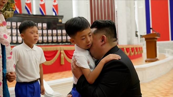 김정은, 러 파병 희생자 유가족 위로 - 김정은 북한 국무위원장이 해외작전에서 희생된 ‘열사’들을 추모하며 “귀한 아들들을 지켜주지 못한 안타까움”을 표현하고 유가족들에게 위로의 마음을 전했다고 조선중앙TV가 22일 보도했다. [조선중앙TV 화면] 2025.8.22 연합뉴스