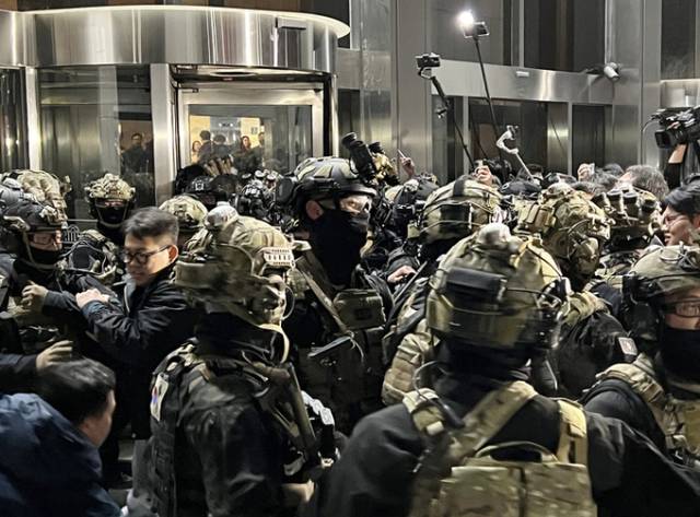 지난 2024년 12월 4일 새벽 서울 여의도 국회의사당에 무장한 계엄군이 진입을 시도하고 있다. 연합뉴스