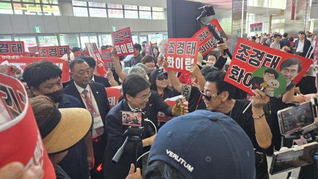 22일 제6차 국민의힘 전당대회가 열린 충북 청주 오스코에서 조경태 당 대표 후보가 지지자들과 인사하며 지나가고 입장하고 있다. 청주=이승령 기자