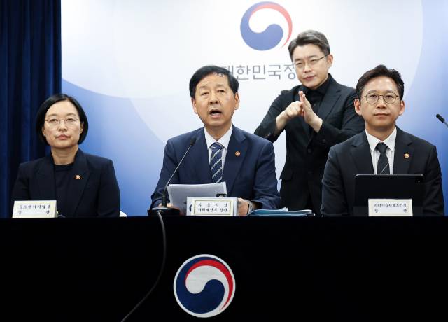 구윤철 경제부총리 겸 기획재정부 장관이 22일 정부서울청사에서 열린 새정부 경제성장전략 관계부처 합동 브리핑에서 발언하고 있다. 왼쪽부터 한성숙 중소벤처기업부 장관, 구 부총리, 배경훈 과학기술정보통신부 장관. 연합뉴스