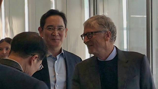 이재용 삼성전자 회장이 22일 삼성전자 서초 사옥을 방문한 빌 게이츠 게이츠재단 이사장을 배웅하고 있다. 두 사람은 오찬을 함께했다. 사진 제공=삼성전자