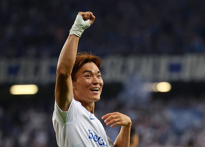 헹크 오현규가 22일 유로파리그 플레이오프 1차전에서 레흐 포즈난을 상대로 골을 넣은 뒤 세리머니하고 있다. 로이터연합뉴스