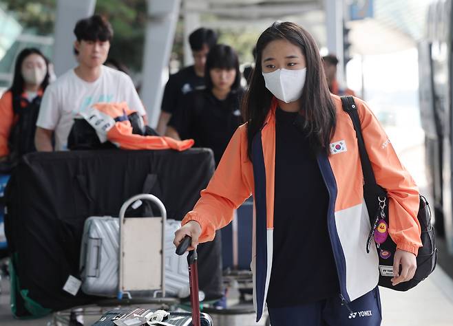 안세영이 22일 프랑스 파리에서 열리는 배드민턴 세계선수권대회 출국을 위해 인천국제공항 1터미널에서 이동하고 있다. 연합뉴스
