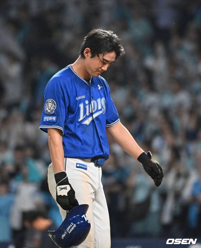 삼성 구자욱이 21일 창원 NC전에서 9회초 주루사로 아웃된 뒤 고개를 숙이고 있다.