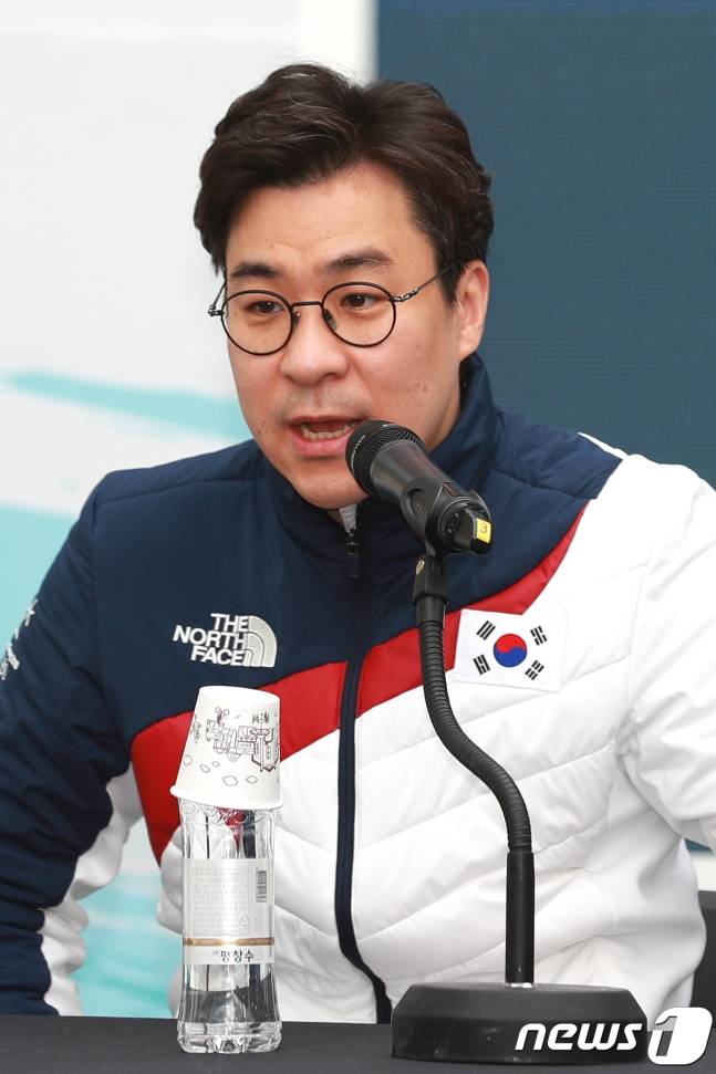 2018 평창올림픽 쇼트트랙 남자 선수단 기자회견에서 취재진의 질문에 답하고 있는 김선태 감독의 모습. /사진-뉴스1