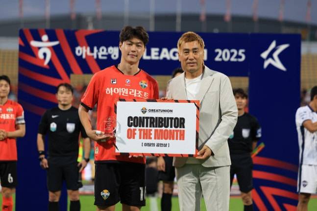 김건희(왼쪽)와 김병지 대표이사. /사진=강원FC 제공