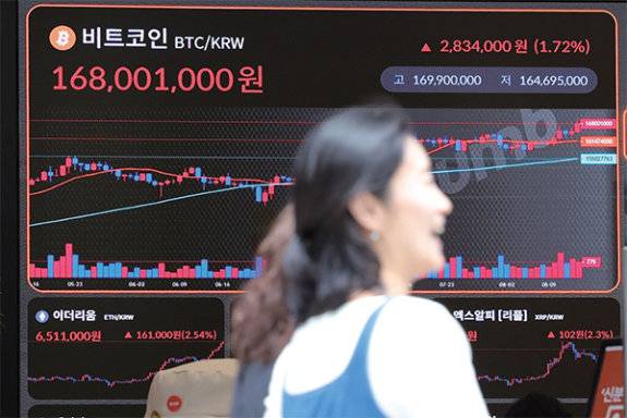 비트코인이 12만4100달러(약 1억7000만 원)까지 오르며 역대 최고가를 경신한 8월 14일 서울 서초구 빗썸라운지 강남점 전광판에 비트코인 시세가 표시되고 있다. 뉴시스