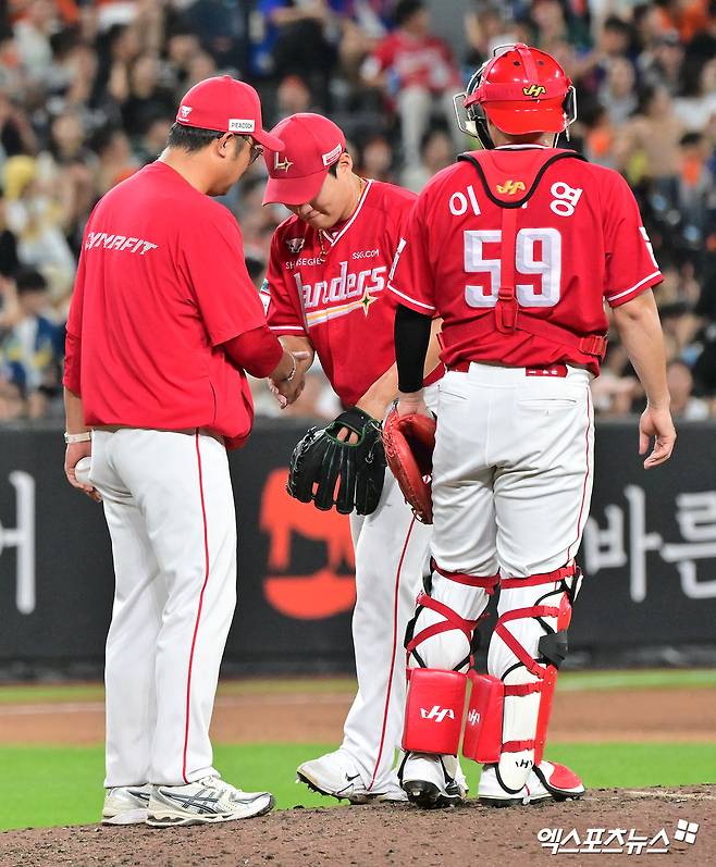 22일 오후 대전 한화생명 볼파크에서 열린 '2025 신한 SOL Bank KBO리그' SSG 랜더스와 한화 이글스의 경기, 6회말 2사 1,3루 SSG 최민준이 마운드를 내려가고 있다. 엑스포츠뉴스 대전, 김한준 기자