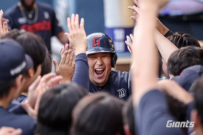 롯데 자이언츠 포수 유강남이 22일 창원NC파크에서 열린 2025 신한 SOL Bank KBO리그 NC 다이노스와의 팀 간 12차전에서 1회초 2점 홈런을 기록했다. 사진 롯데 자이언츠