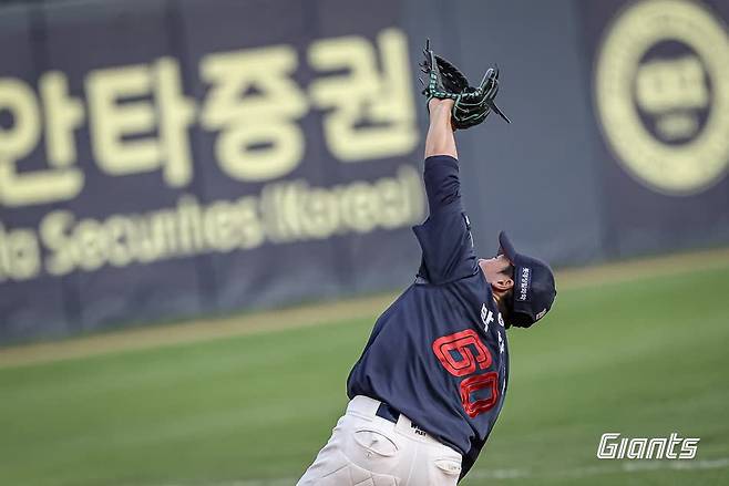 롯데 자이언츠 내야수 박찬형이 22일 창원NC파크에서 열린 2025 신한 SOL Bank KBO리그 NC 다이노스와의 팀 간 12차전에서 3회말 치명적인 수비 실책을 기록했다. 사진 롯데 자이언츠