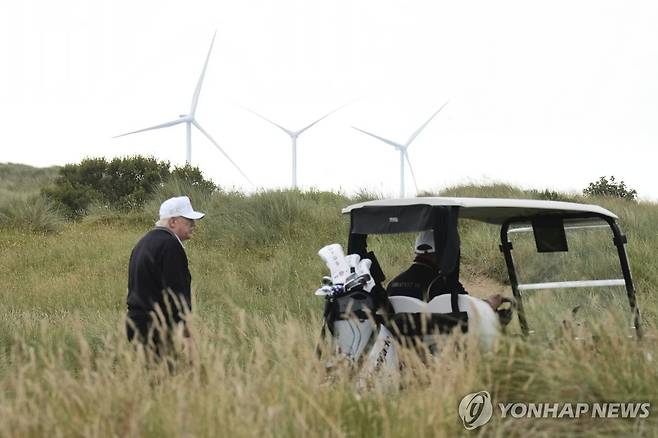 스코틀랜드 트럼프 골프장의 풍력발전기 [AP 연합뉴스 자료사진. 재판매 및 DB 금지]
