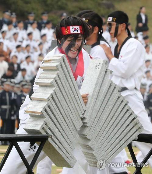 나는 대한민국의 여전사 (계룡=연합뉴스) 국군의 날 행사에서 여성 특전사 대원이 격파시범을 보이고 있다. 2016.10.1