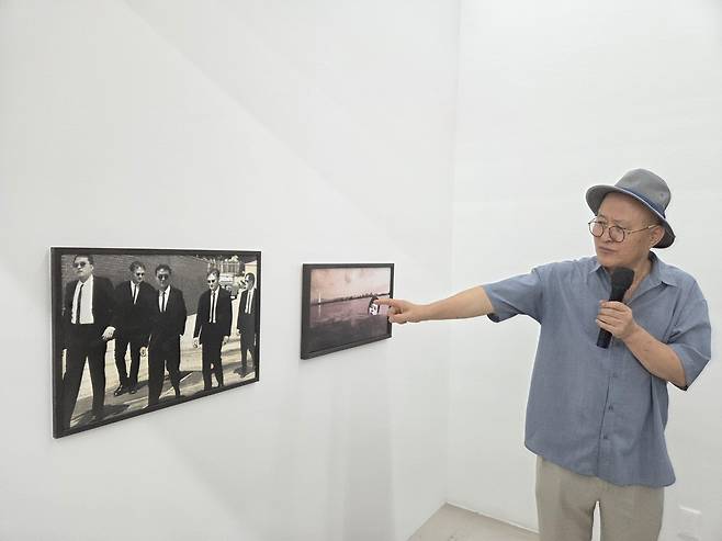 아르코미술관 '안티-셀프: 나에 반하여'전 (서울=연합뉴스) 박의래 기자 = 작가 강홍구가 21일 서울 대학로 아르코미술관에서 자기 작품 '나는 누구인가 10'에 대해 설명하고 있다. 2025.8.22. laecorp@yna.co.kr