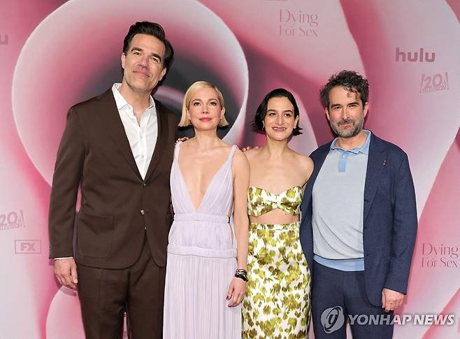 지난 4월 드라마 '죽도록 하고 싶어' 시사회에 참석한 미셸 윌리엄스(왼쪽에서 두 번째) [AFP 연합뉴스 자료사진. 재판매 및 DB 금지]