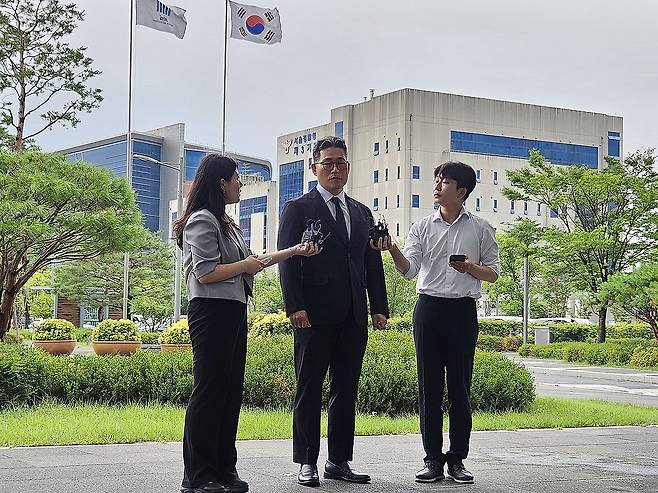 입장 밝히는 백해룡 전 영등포경찰서 형사과장 (서울=연합뉴스) 정윤주 기자 = 윤석열 정부 시절 '세관 마약 밀수 및 수사 외압 의혹'을 제기했던 백해룡 전 영등포경찰서 형사과장(경정)이 17일 서울동부지검에 꾸려진 대검찰청 합동수사팀과 면담하기에 앞서 입장을 밝히고 있다.
    이번 면담은 임은정 동부지검장이 백 경정을 동부지검으로 초청하며 성사됐다. 2025.7.17 jungle@yna.co.kr