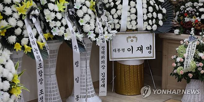 경부선 열차사고 희생자 빈소에 놓인 이재명 대통령 근조화환 (청도=연합뉴스) 윤관식 기자 = 22일 경북 청도군 대남병원장례식장에서 지난 19일 경부선 열차사고로 숨진 이모(37)씨의 발인이 엄수된 가운데 빈소에 이재명 대통령의 근조화환이 놓여 있다. 2025.8.22 psik@yna.co.kr