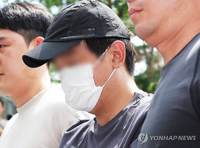 용인 오피스텔 30대 여성 살해용의자 체포 (용인=연합뉴스) 홍기원 기자 = 경기 용인시에서 30대 여성을 살해한 뒤 달아났다 강원 홍천군 야산에서 긴급 체포된 살인 용의자 A씨가 22일 경기도 용인서부경찰서로 압송되고 있다. 2025.8.22 xanadu@yna.co.kr