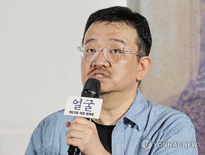 질문에 답하는 연상호 감독 (서울=연합뉴스) 이재희 기자 = 연상호 감독이 22일 서울 광진구 롯데시네마 건대입구점에서 열린 영화 '얼굴' 제작보고회에서 질문에 답하고 있다. 2025.8.22 scape@yna.co.kr
