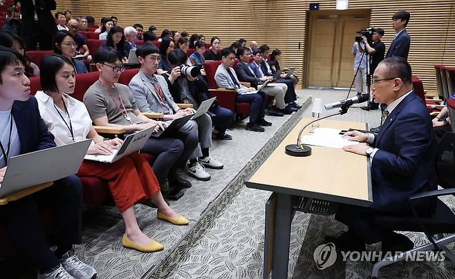 위성락 안보실장 기자간담회 (서울=연합뉴스) 한상균 기자 = 위성락 국가안보실장이 22일 서울 용산 대통령실에서 한미, 한일 정상회담 등 현안 관련 기자간담회를 하고 있다. 2025.8.22 xyz@yna.co.kr