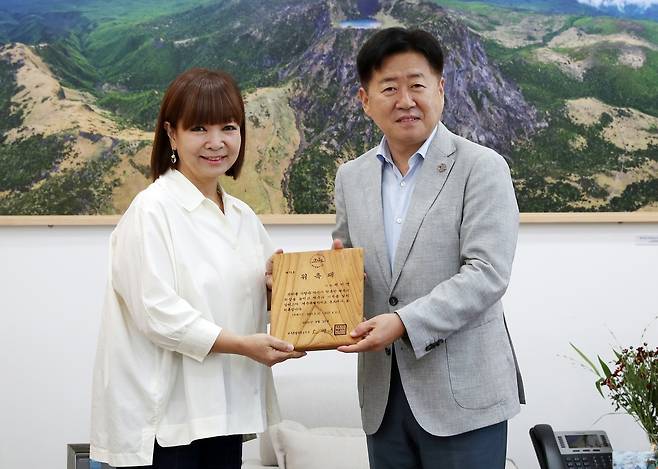 가수 겸 배우 원미연(왼쪽)과 오영훈 제주지사 [제주도 제공. 재판매 및 DB 금지]