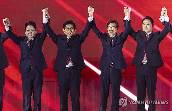 손맞잡은 국민의힘 당 대표 후보자들 (청주=연합뉴스) 황광모 기자 = 22일 충북 청주시 흥덕구 청주오스코에서 열린 국민의힘 제6차 전당대회에서 당 대표 후보들이 행사장에 입장해 손을 맞잡고 인사하고 있다.
    (왼쪽부터) 안철수, 김문수, 조경태, 장동혁 당 대표 후보 2025.8.22 hkmpooh@yna.co.kr