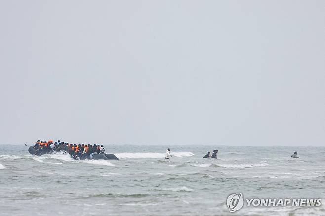 영국 해협을 건너려는 소형 보트 [AFP 연합뉴스 자료사진]