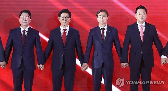국민의힘 제6차 전당대회, 기념 촬영하는 당 대표 후보자들 (청주=연합뉴스) 황광모 기자 = 22일 충북 청주시 흥덕구 청주오스코에서 열린 국민의힘 제6차 전당대회에서 안철수(왼쪽부터), 김문수, 조경태, 장동혁 당 대표 후보가 기념 촬영하고 있다. 2025.8.22 [공동취재] hkmpooh@yna.co.kr