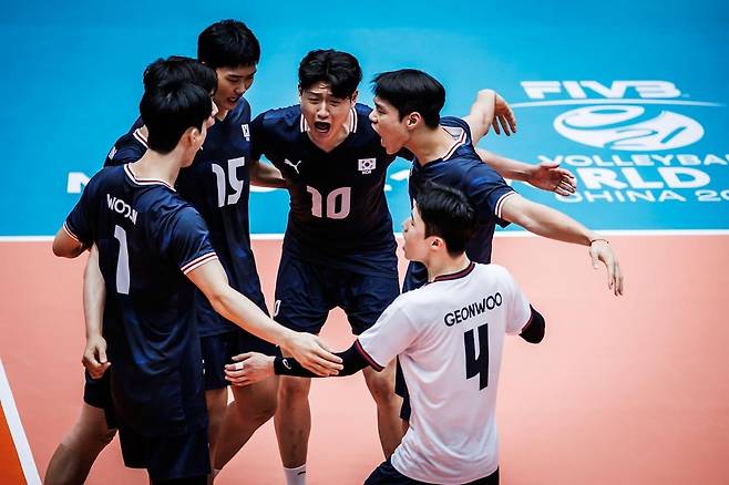 득점 후 기뻐하는 U-21 남자배구 대표팀 선수들 [FIVB 홈피 캡처. 재판매 및 DB 금지]