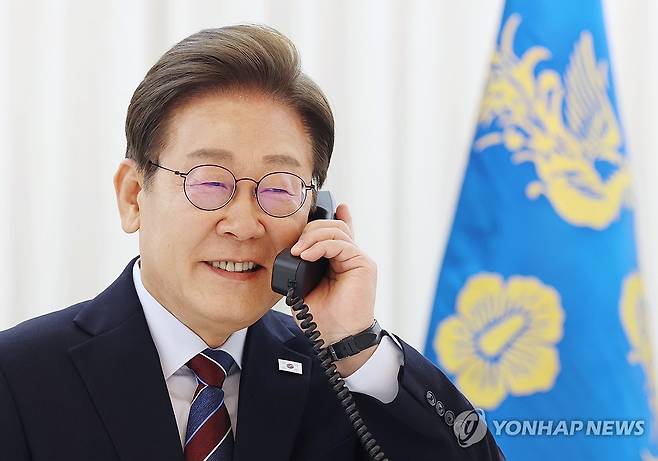 이재명 대통령, 도널드 트럼프 미국 대통령과 전화 통화 (서울=연합뉴스) 홍해인 기자 = 이재명 대통령이 6일 서울 한남동 관저에서 도널드 트럼프 미국 대통령과 전화 통화를 하기 위해 수화기를 들고 있다. 2025.6.6 hihong@yna.co.kr