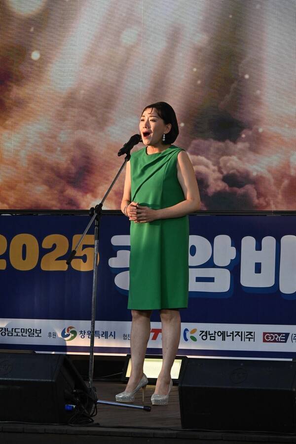 소프라노 성악가 이영령이 23일 열린 '광암바다 콘서트'에서 가곡 '마중'을 부르는 모습. /김구연 기자