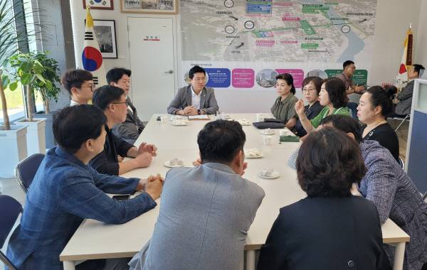 23일 구자근 국회의원이 '시민소통의 날' 당협 사무실을 찾은 주민들의 민원을 듣고 있다. 이봉한 기자