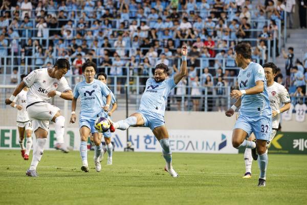 23일 대구 홈 경기장에서 세징야가 치열한 공 싸움을 진행 중이다. 대구FC