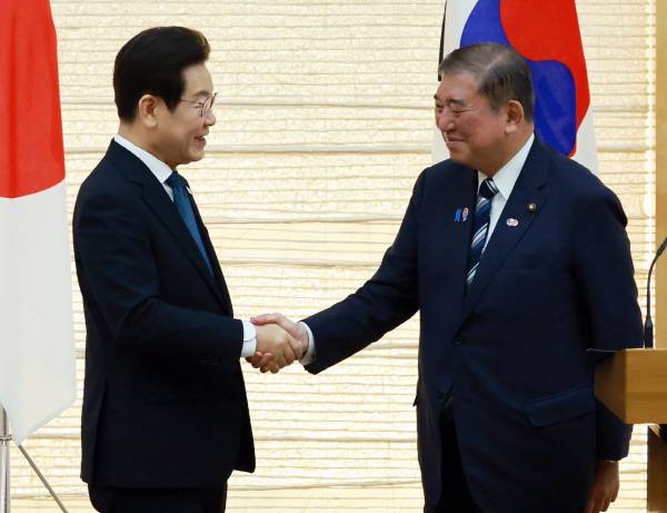 이재명 대통령과 이시바 시게루 일본 총리가 23일 일본 도쿄 총리 관저에서 한일 정상 공동 언론 발표를 마친 뒤 악수하고 있다. 연합