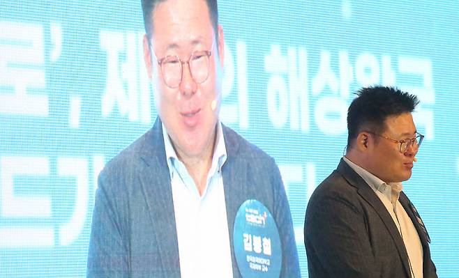 김봉철 한국외국어대학교 기후변화융합학부 교수가 지난 22일 제주한라대학교 컨벤션홀에서 열린 '제13회 테크플러스(tech⁺) 제주 - 북극항로, 제주의 해상왕국 실크로드가 부활하다'에서 주제 발표하고 있다. ⓒ제주의소리