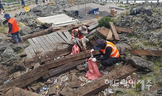 한라산 정상부 데크 공사 과정에서 발견된 쓰레기들을 수거하는 모습. (사진=한라산국립공원관리소)