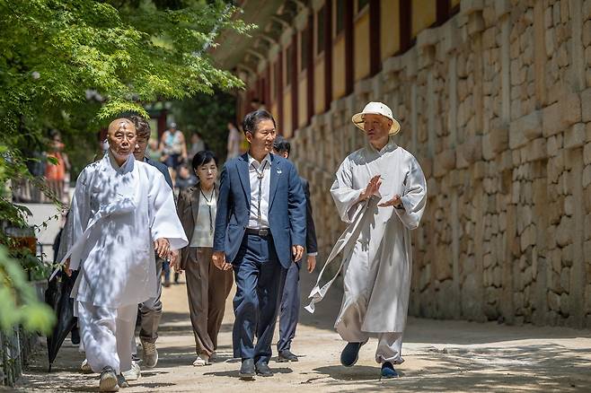 정청래 더불어민주당 대표가 지난 19일 오전 경북 경주시 불국사 경내를 스님들과 함께 걷고 있다. (더불어민주당 제공)