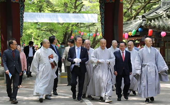지난 2023년 5월 문화재관람료 감면 시행 첫날 충북 보은군 법주사에서 열린 매표소 명칭 변경 행사에 참석한 정청래 민주당 의원. (사진출처 : 대한불교조계종)