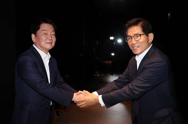 국민의힘 김문수 당 대표 후보와 안철수 의원이 23일 서울 여의도의 한 식당에서 만나고 있다.(사진=연합뉴스)