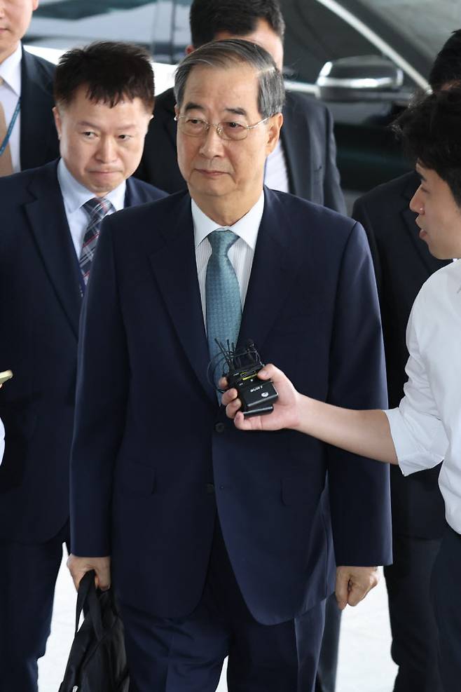 한덕수 전 국무총리가 19일 오전 12·3 비상계엄 사태에 가담·방조한 혐의로 피의자 조사를 받기 위해 서초동 서울고등법원에 마련된 내란특별검사팀 사무실에 출석하고 있다. (사진=이데일리 이영훈 기자)