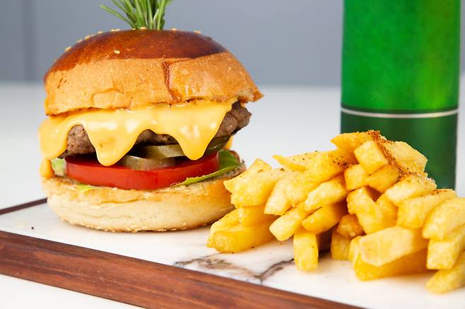 포화지방은 열감 유발뿐 아니라 체중 증가로 이어져 갱년기 증상을 심화시킨다. [사진= 게티이미지뱅크]