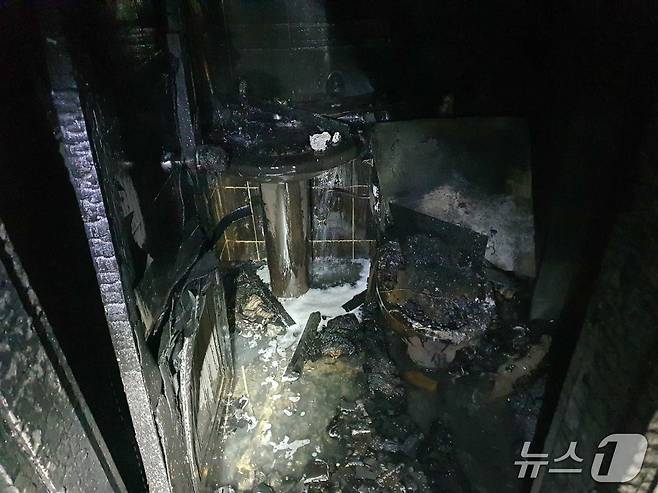 23일 새벽 강원 강릉시 주문진읍 교항리 모텔 화재 현장.(강릉소방서 제공) 2025.8.23/뉴스1