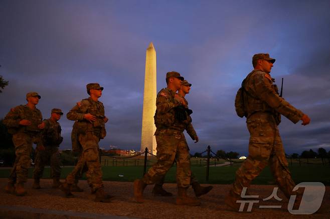 지난 21일 미국 워싱턴DC에 투입된 주 방위군이 도널드 트럼프 미국 대통령의 명령에 따라 도시 범죄 예방을 지원하기 위해 워싱턴 기념탑 주변을 순찰하고 있다. 2025.08.22. ⓒ 로이터=뉴스1 ⓒ News1 류정민 특파원