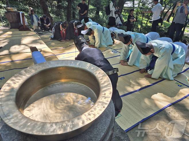 최근 극심한 가뭄을 겪고 있는 강원 강릉의 단비를 기원하는 기우제가 23일 오전 강릉시 인근지역인 평창군 대관령면 국사성황사에서 열리고 있다. 2025.8.23/뉴스1 ⓒ News1 윤왕근 기자