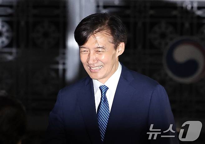 이재명 정부 첫 특별사면·복권 대상에 오른 조국 전 조국혁신당 대표가 지난 15일 새벽 구로구 서울남부구치소를 나서고 있다. 2025.8.15/뉴스1 ⓒ News1 구윤성 기자