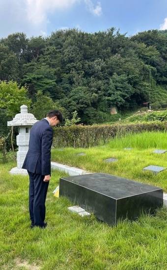 조국 전 조국혁신당 대표는 23일 페이스북에 "경남 소재 선산을 방문해 선친과 조상님께 술잔을 올리며 석방 보고를 올렸다"는 글과 함께 관련 사진(위)를 게재했다. (조 전 대표 페이스북 갈무리) 2025.08.23/뉴스1